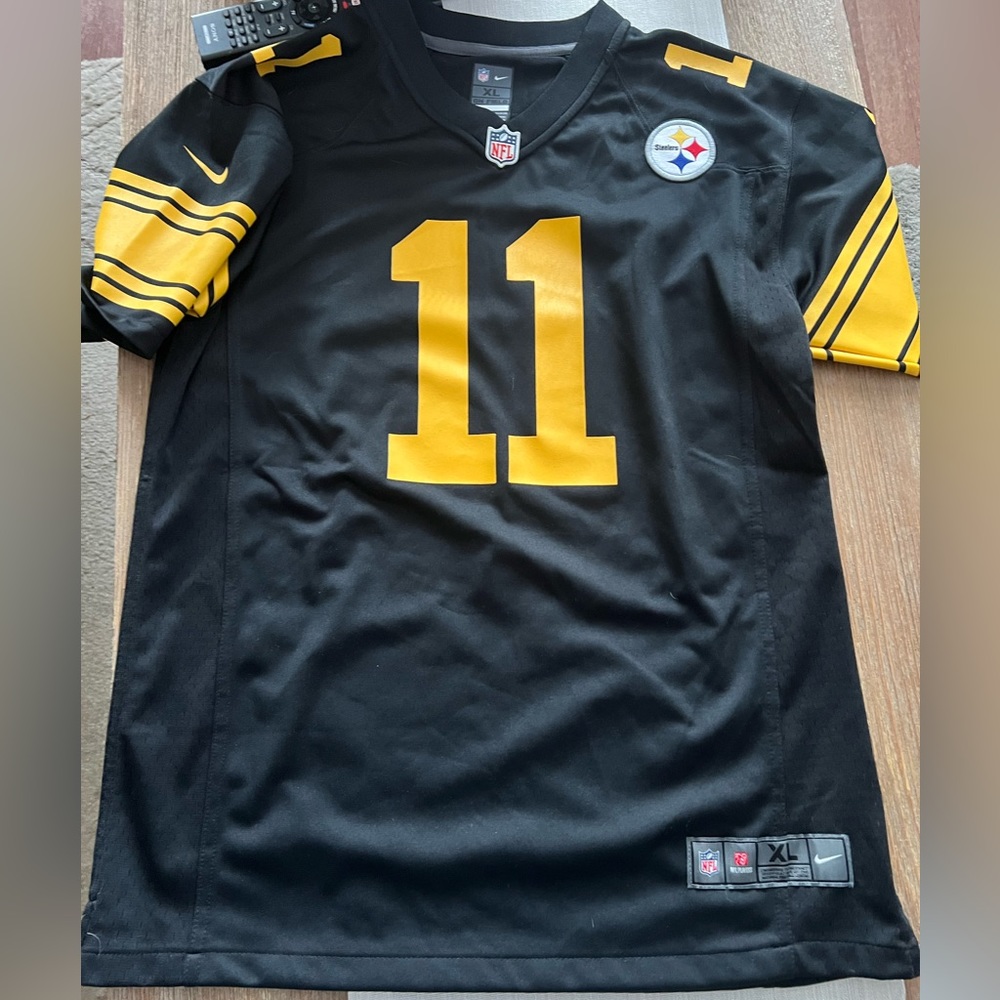 Pittsburgh steelers NFL color rush jersey 
Kids size XL brand new never worn